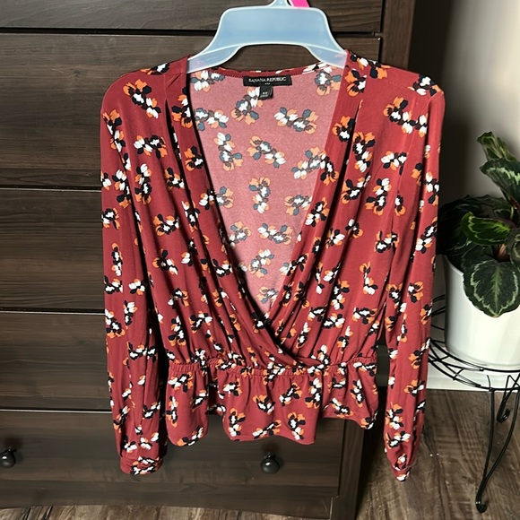 Banana Republic Tops - Banana Republic beautiful in great condition blouse, lip hook is missing